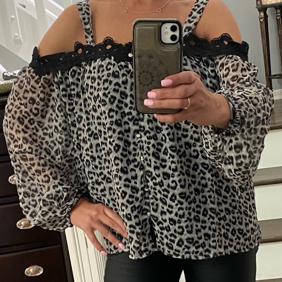 🌪GREY CHEETAH BLACK LACE TRIM TOP - Picture 6 of 6